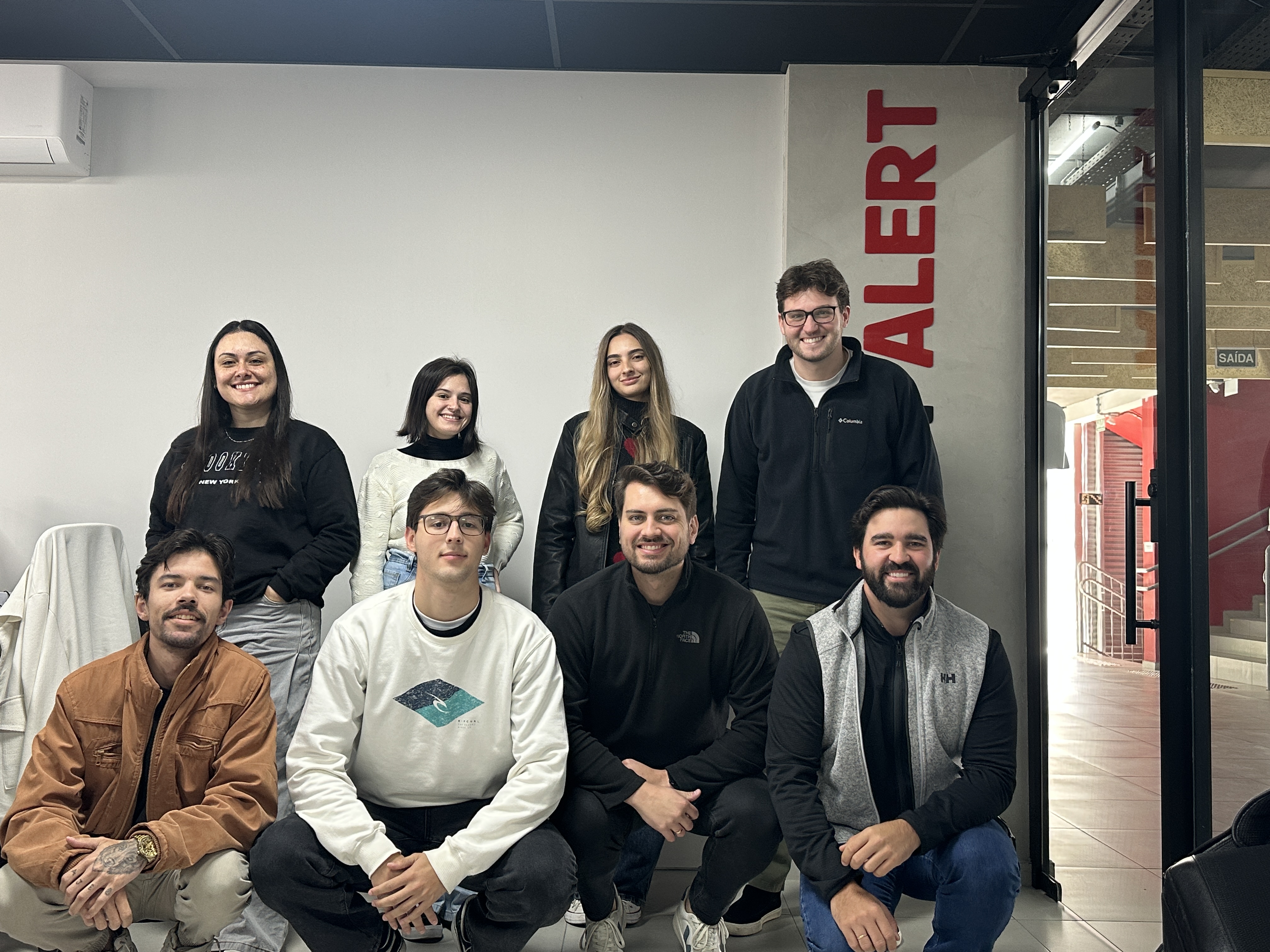 Equipe Easy Alert reunida em frente a condomínio atendido